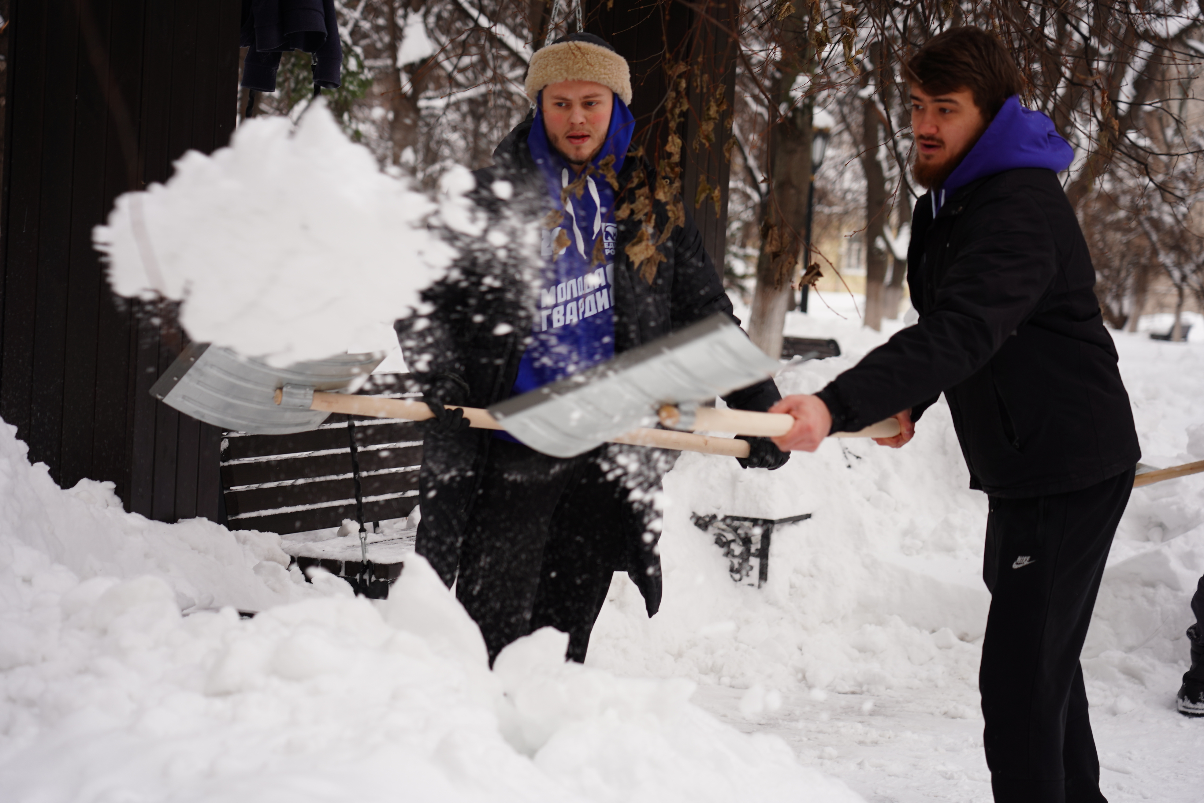Активисты «Единой России» и МГЕР помогают расчищать от снега соцобъекты в регионах