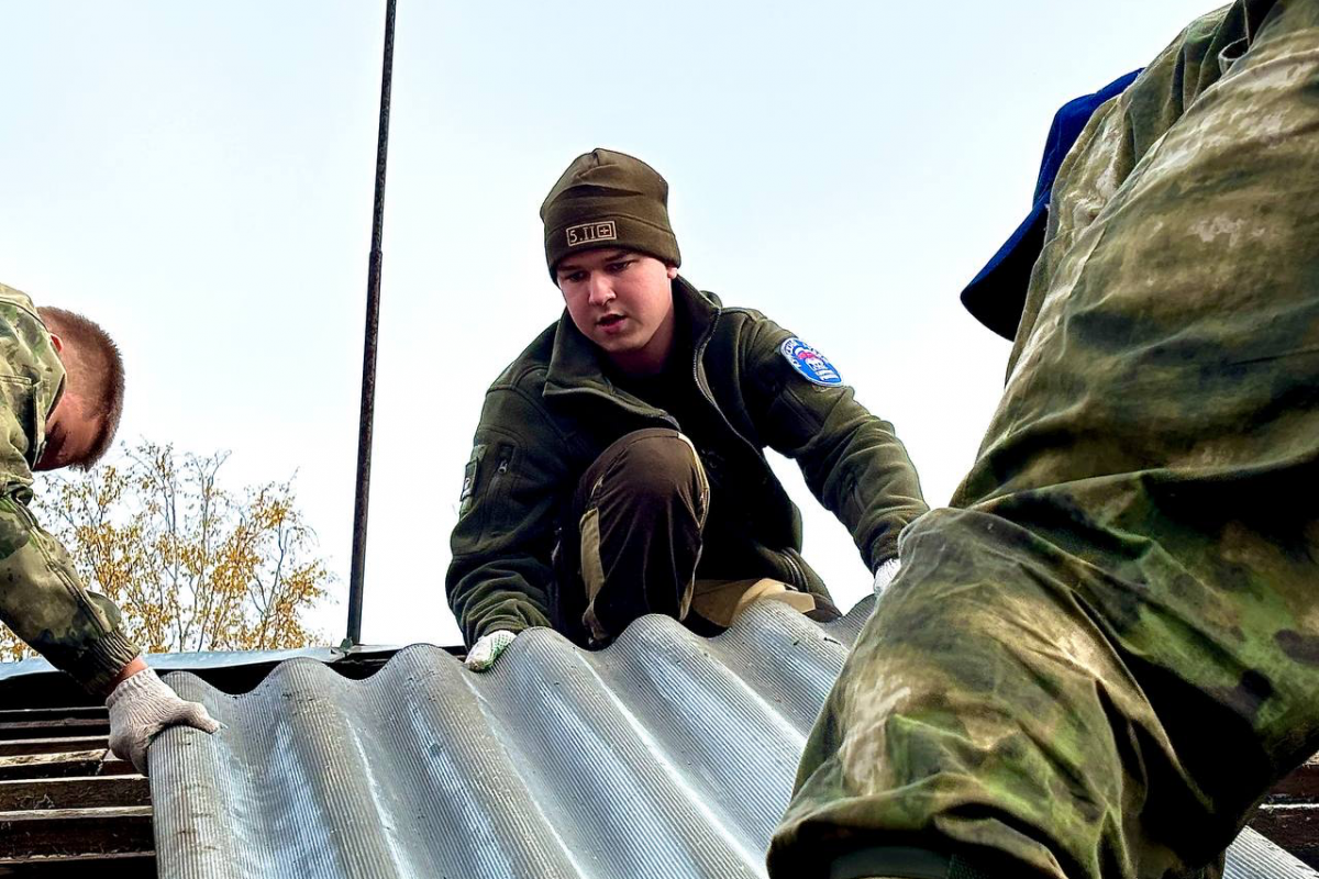 Волонтёры «Единой России» и #МЫВМЕСТЕ помогают восстанавливать дома в Курском приграничье