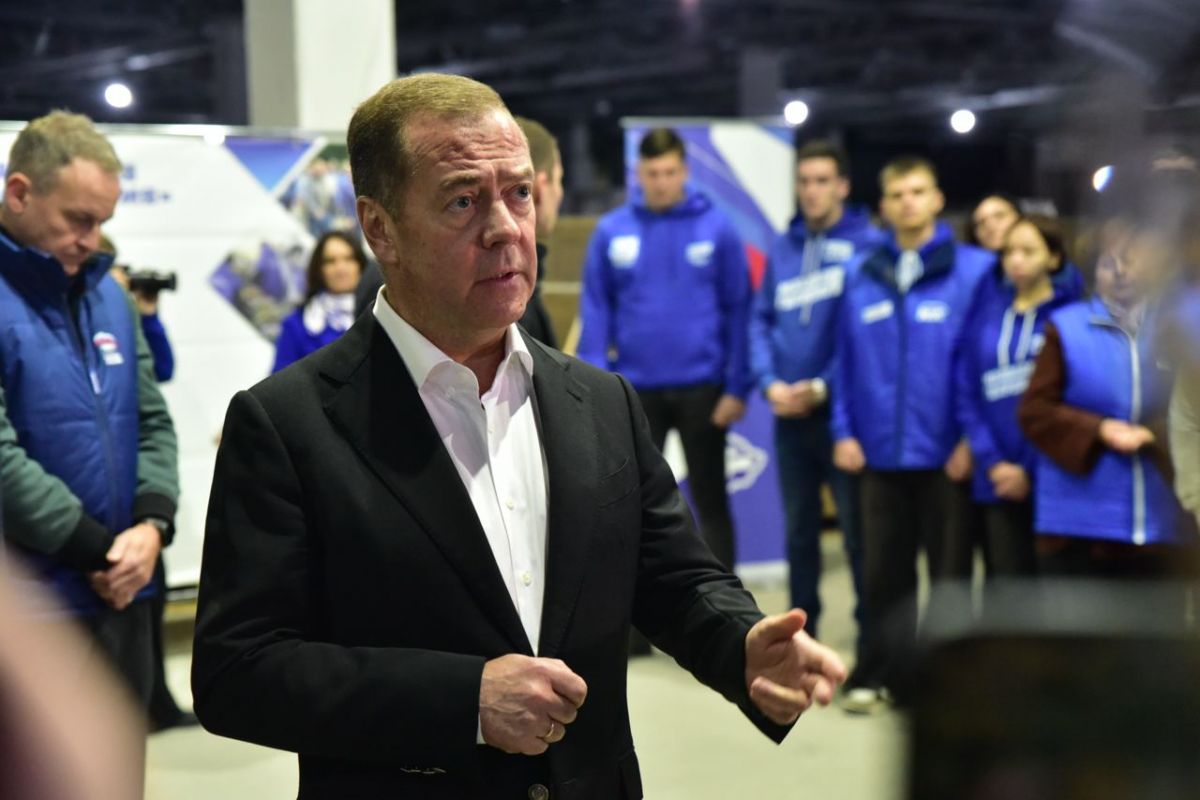 Дмитрий Медведев: «Единая Россия» масштабирует проект по установке памятных знаков в честь погибших участников спецоперации