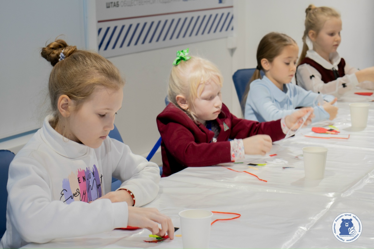 На площадке Штаба общественной поддержки прошел мастер-класс по созданию новогодней игрушки