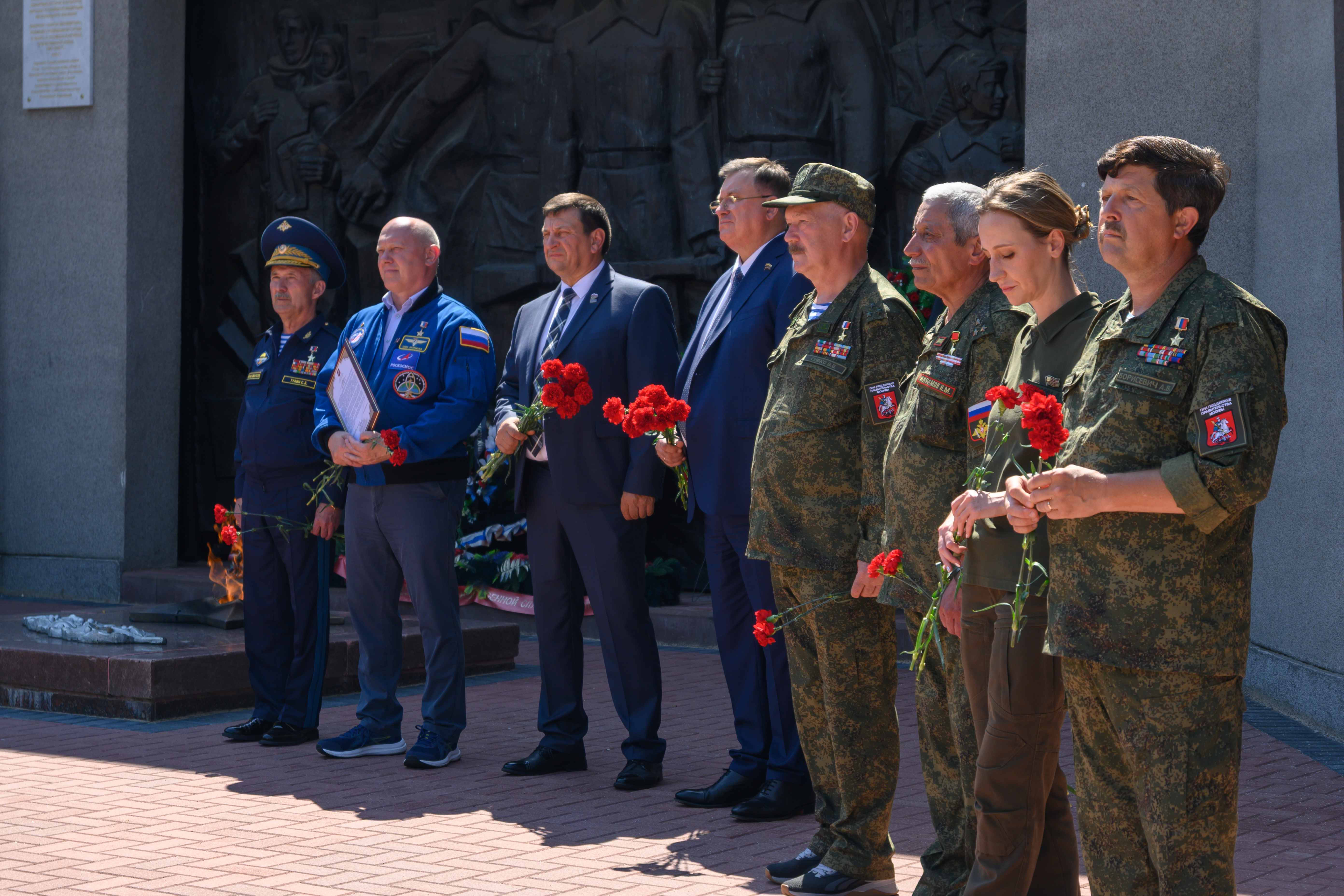 Активистки «Женского движения Единой России» участвуют в памятной акции «Города-герои — города Героев»