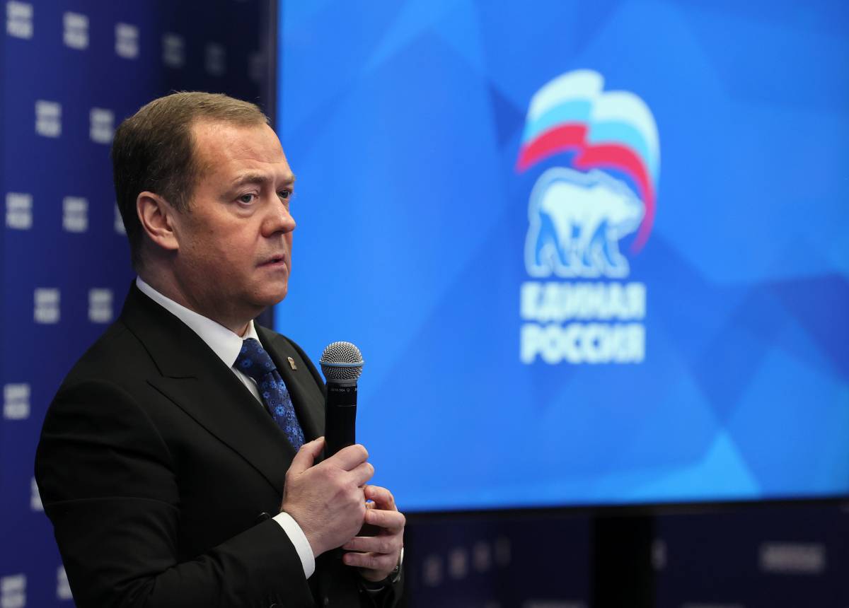 Дмитрий Медведев: Перед нашей страной стоит колоссальная задача – сохранить самих себя, сохранить страну и сохранить наших людей