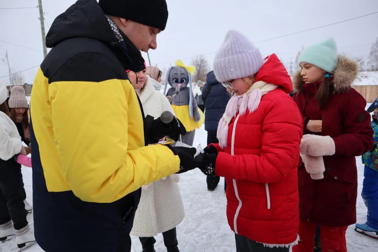 В Нижней Туре открылся новый хоккейный корт