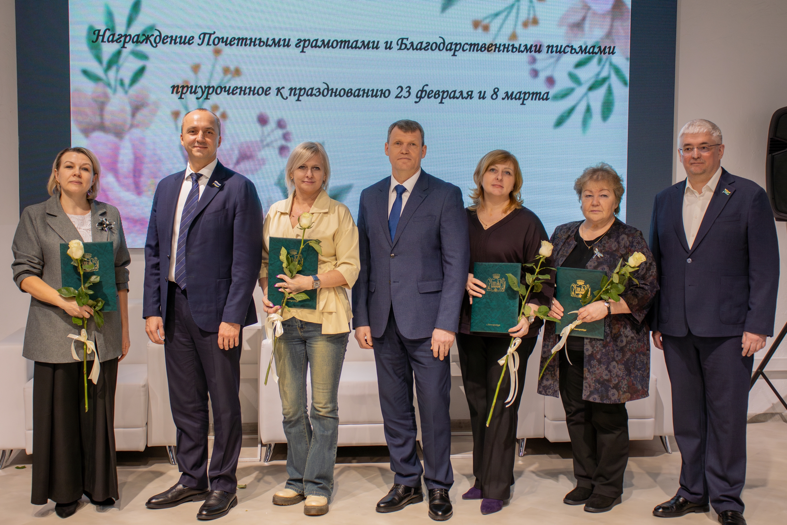 На площадке Штаба общественной поддержки состоялось награждение благодарственными письмами и грамотами Законодательного Собрания Свердловской области и Екатеринбургской городской Думы