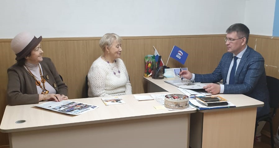  Секретарь Октябрьского МОП Алексей Сизиков провел прием граждан на Синих камнях