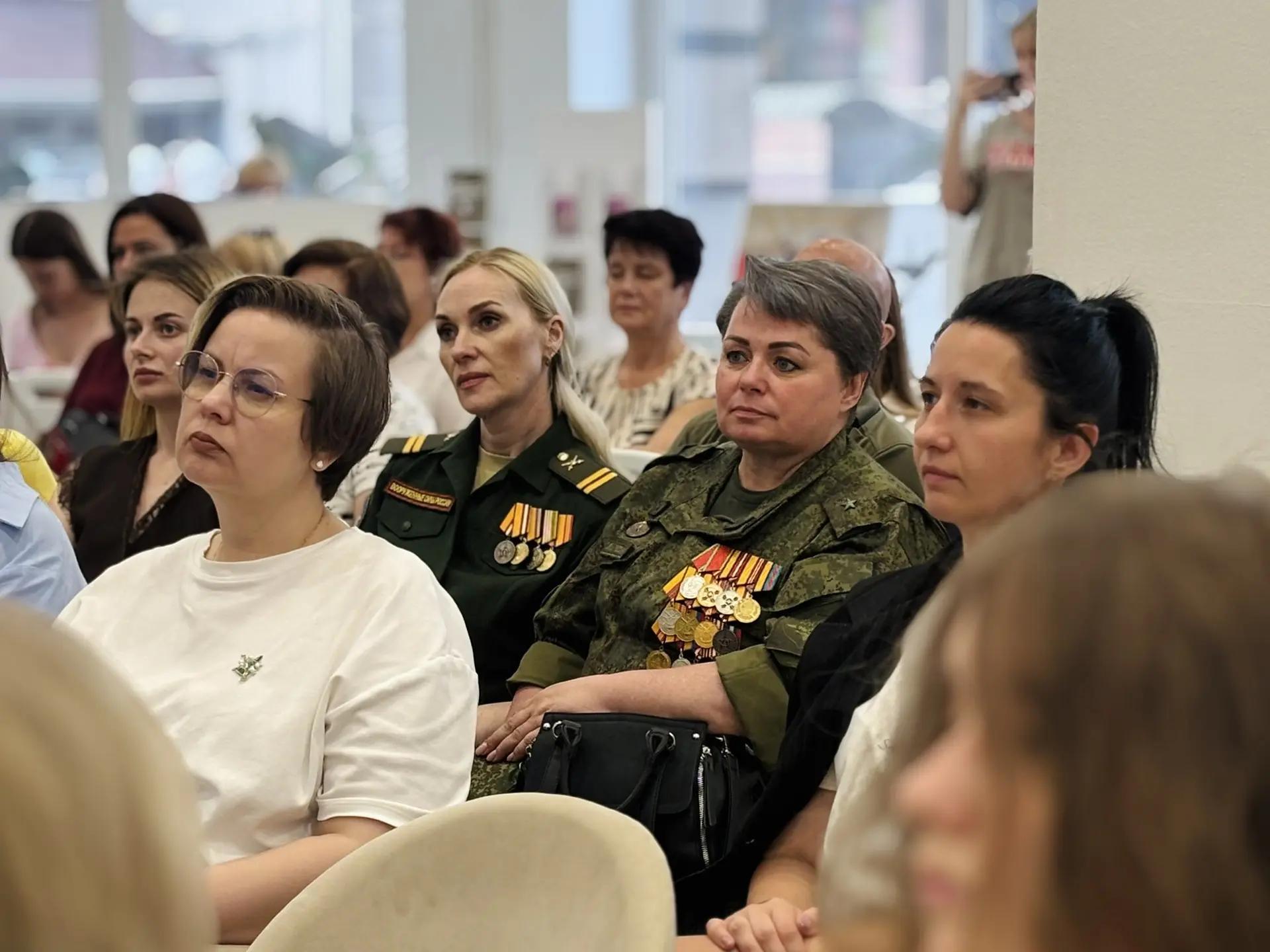 Активистки «Женского движения Единой России» участвуют в памятной акции «Города-герои — города Героев»