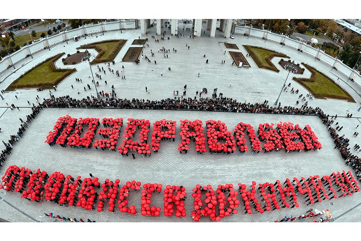 Тысячи активистов МГЕР и «Волонтёрской Роты» провели в регионах флешмобы ко Дню рождения Владимира Путина