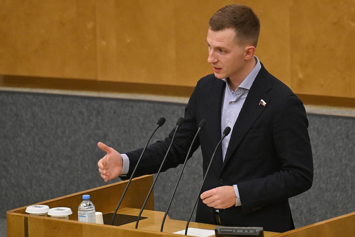 «Единая Россия» поддержала законопроект о размещении флага России на всех учреждениях молодёжной политики