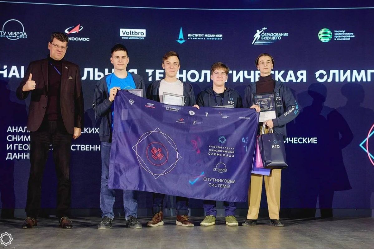 Денис Кравченко наградил победителей Национальной технологической олимпиады среди школьников и студентов