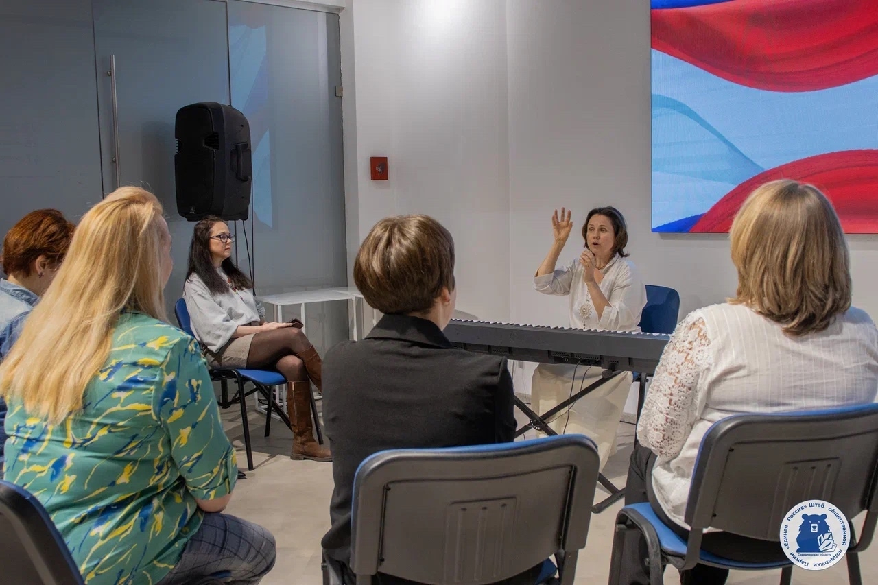 На площадке Штаба общественной поддержки прошла творческая встреча «Пой с душой», организованная Женским движением «Единая Россия» Верх-Исетского района.