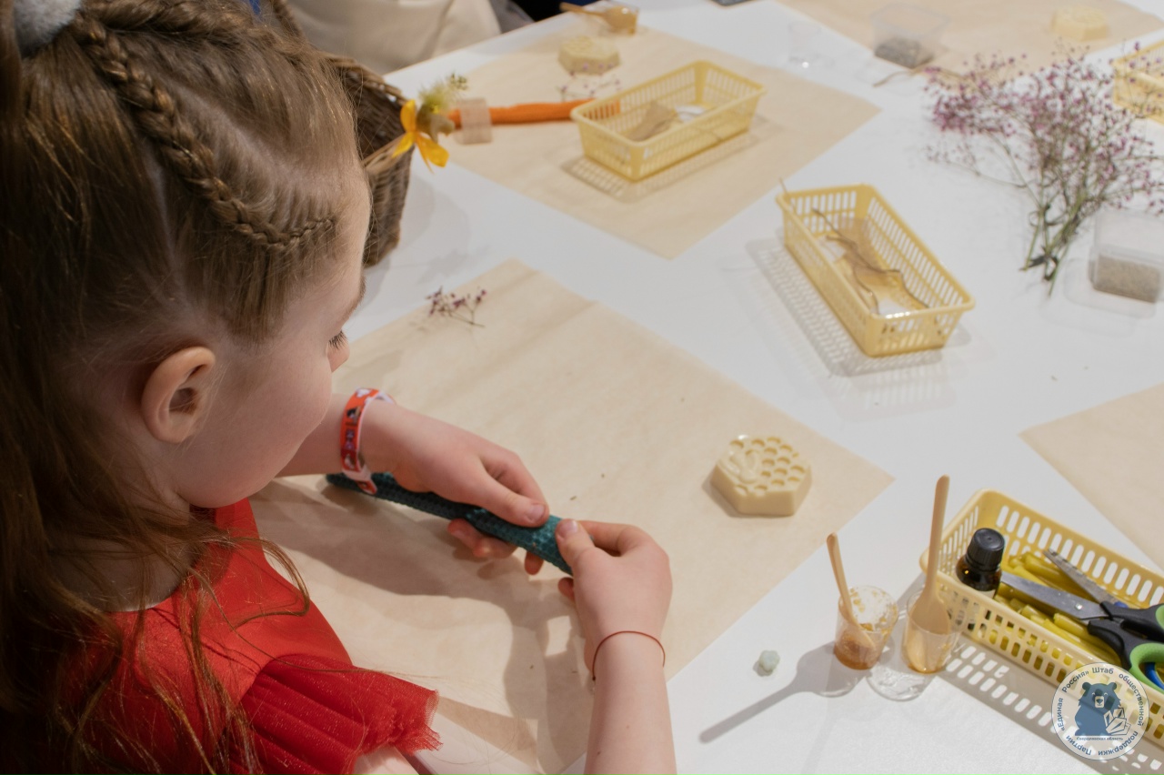 На площадке Штаба общественной поддержки прошёл мастер-класс по созданию свечей