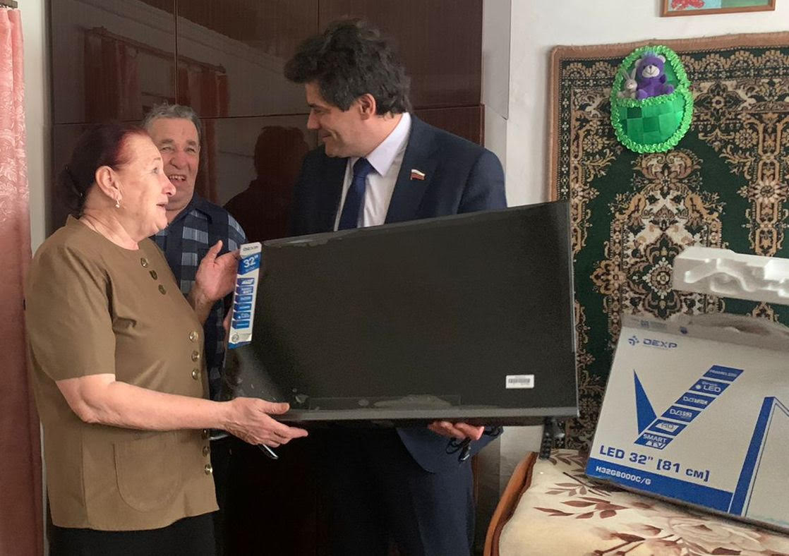 Александр Высокинский подарил пенсионерке телевизор 