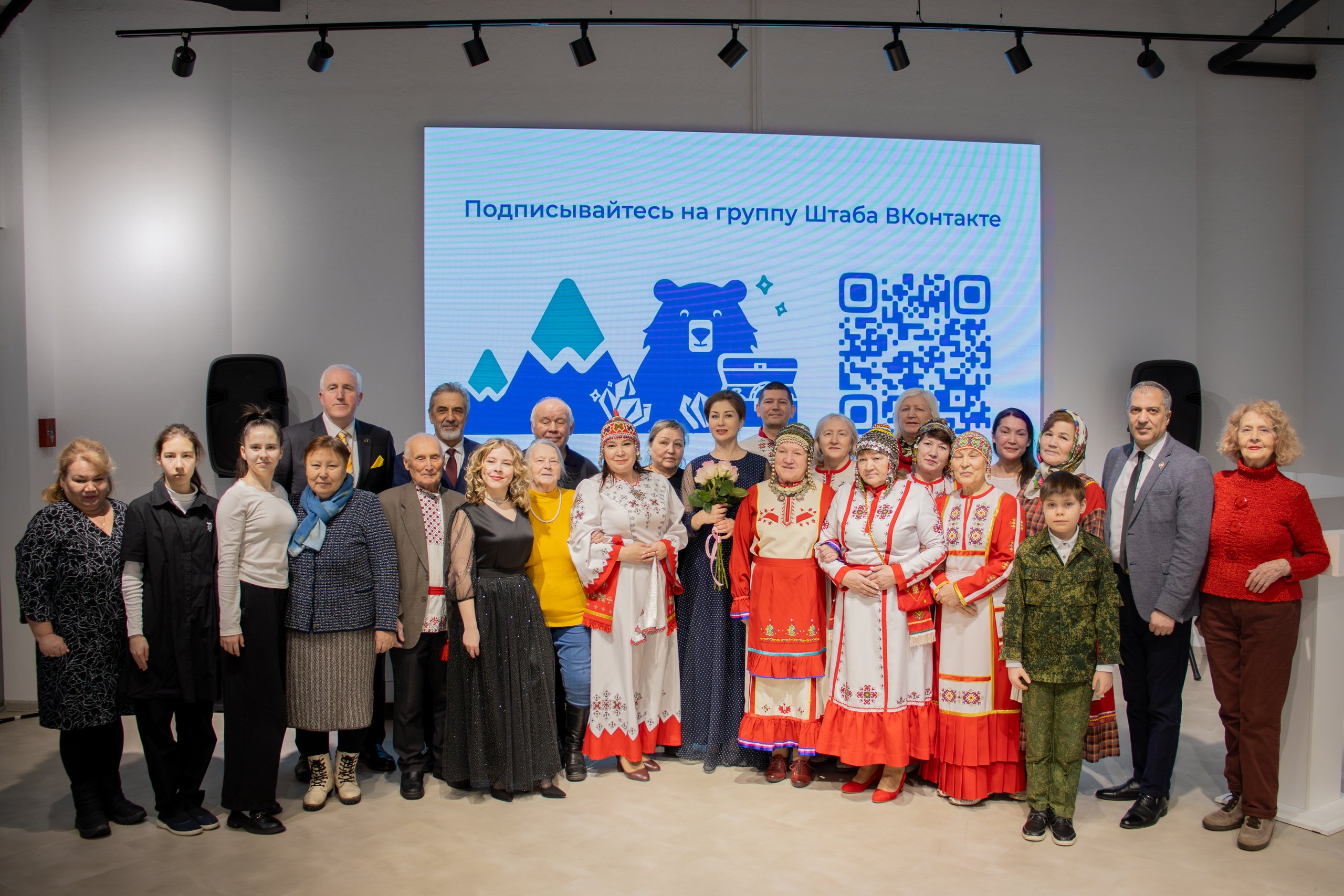 На площадке Штаба общественной поддержки состоялся концерт, приуроченный сразу к двум значимым праздникам: Дню защитника Отечества и Международному женскому дню.