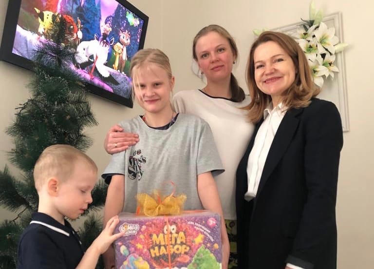 Ира Овчинникова поздравила многодетную семью с Новым годом