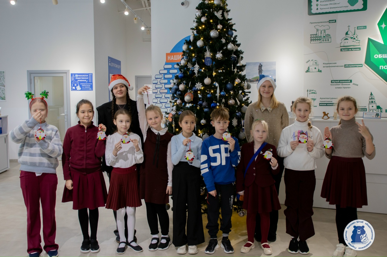 На площадке Штаба общественной поддержки прошел мастер-класс по созданию новогодней игрушки