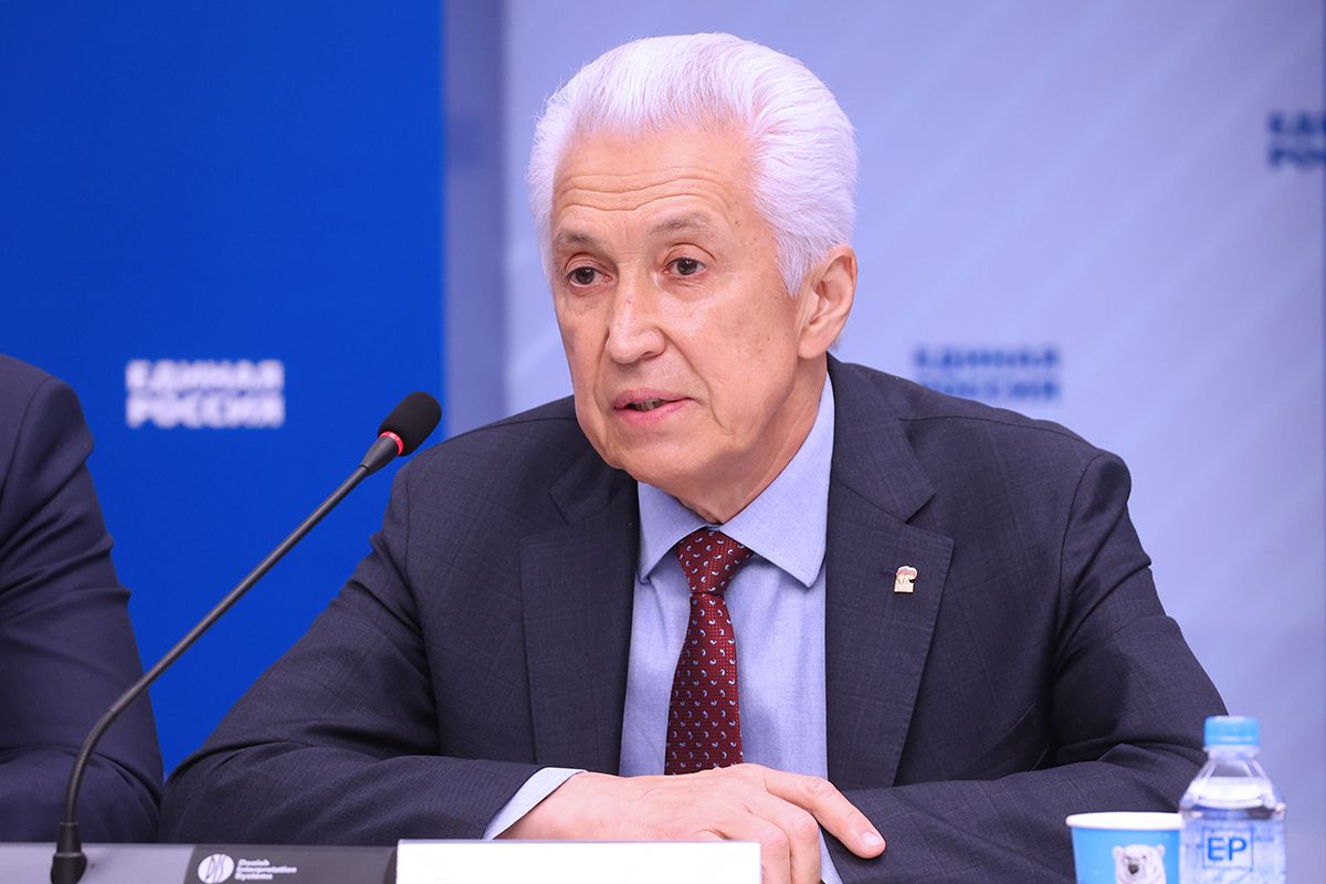 Владимир Васильев: «Единая Россия» распространит парламентский контроль за капремонтом сельских и муниципальных школ